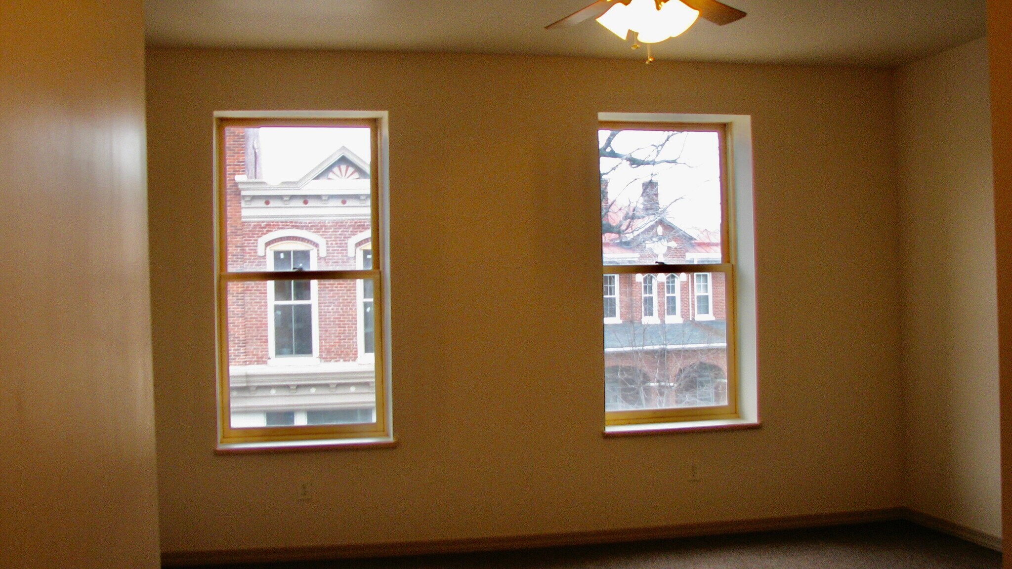 Building Photo - 19 E Main St