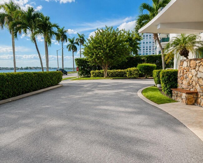 Building Photo - 1527 S Flagler Dr