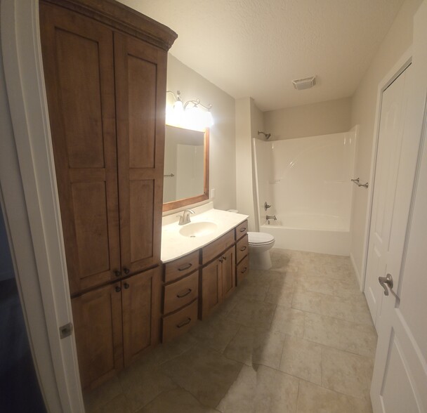 Hall bathroom with tub/shower - 1301 Lantern Pointe Dr