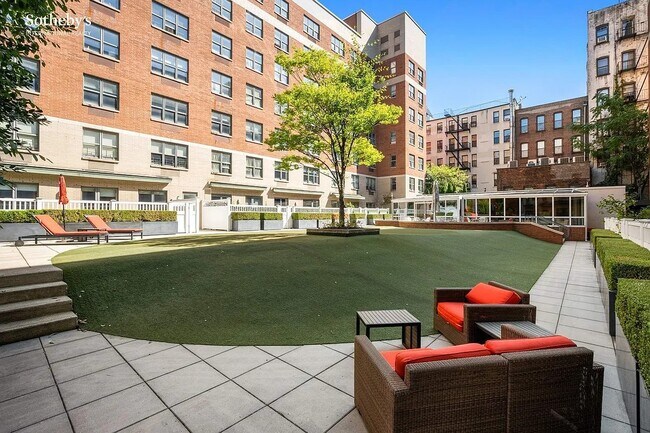 Building Photo - 516 W 47th St