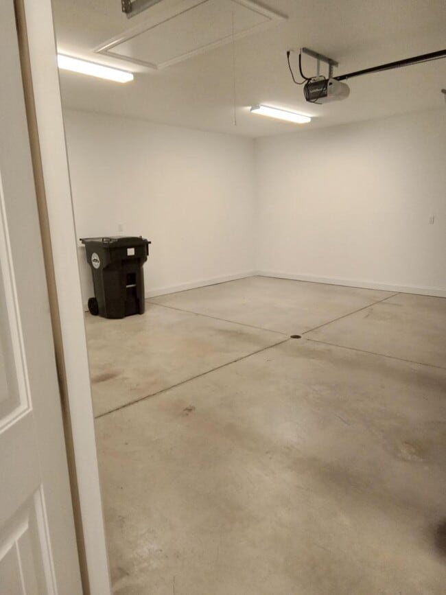 Building Photo - Patio Townhome Located 1 Block from Bedfor...