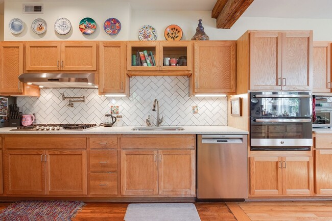 Building Photo - Unbeatable Family Home in the City w/ Park...