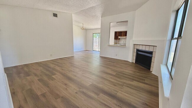 Building Photo - 2 Bed 1 Bath
