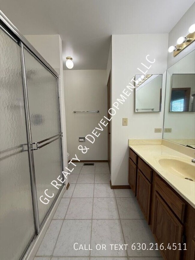 Building Photo - 735 Grandview Dr