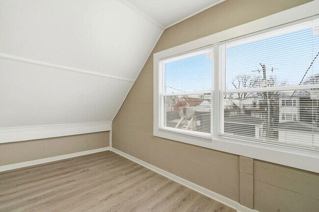 Building Photo - 1217 N Harding Ave