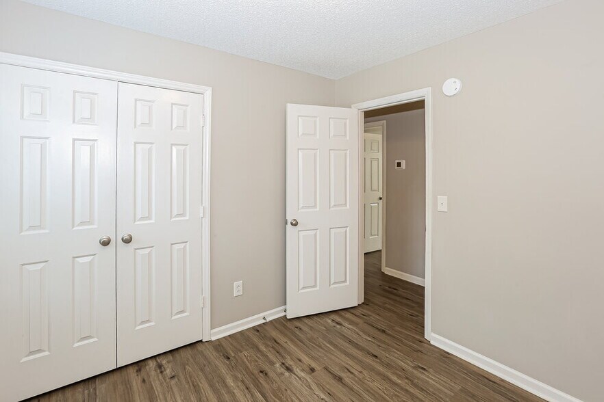 Building Photo - 4817 Farmview Dr