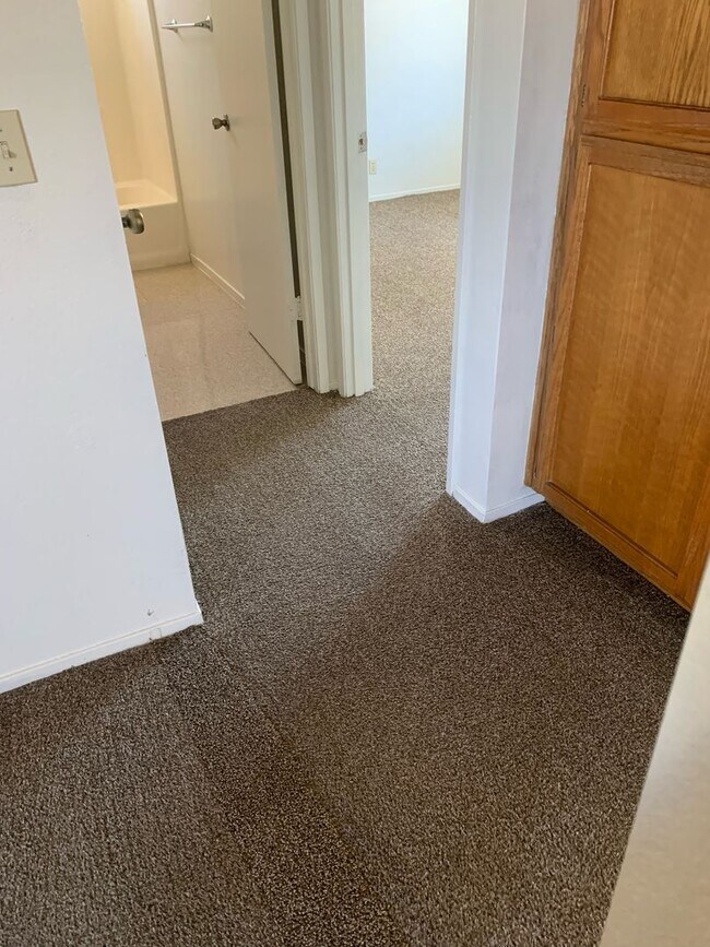 Building Photo - 2 BEDROOM 1 BATH UNIT