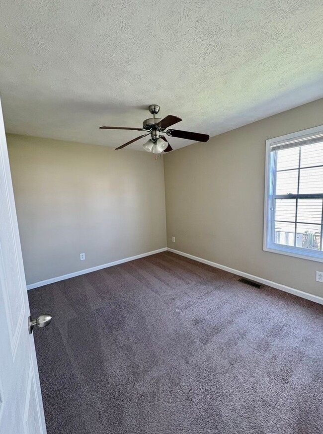 Building Photo - Nice home awaiting you to call home today- close to shopping and dining