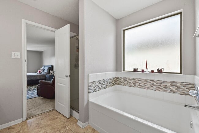 Building Photo - 1022 Americana Dr