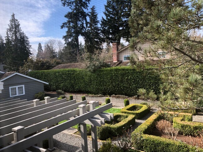 Building Photo - Elegant and Luxury home in Medina, 5 bedro...
