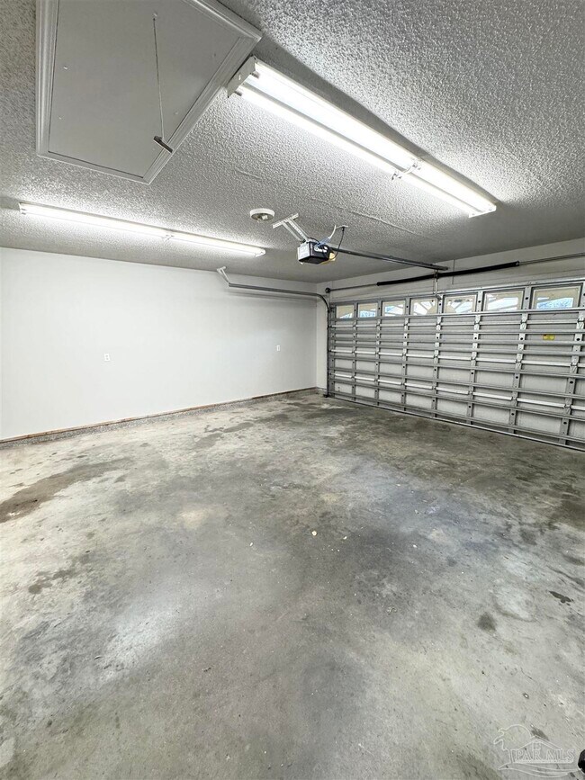 Building Photo - 5661 Fairview Dr