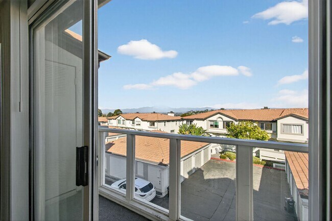 Building Photo - Elegantly Furnished Coastal Condo with Mountain Views