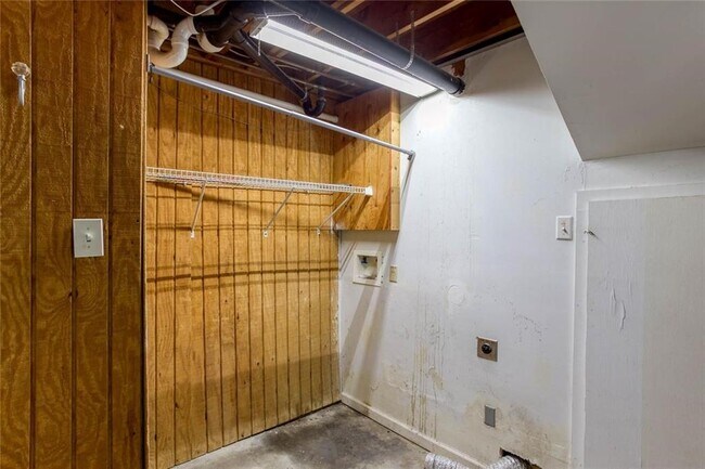 Building Photo - 1093 Caprice Dr