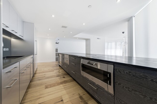 Building Photo - 529 S Flagler Dr