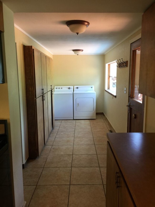 Building Photo - 817 E Jewett Blvd