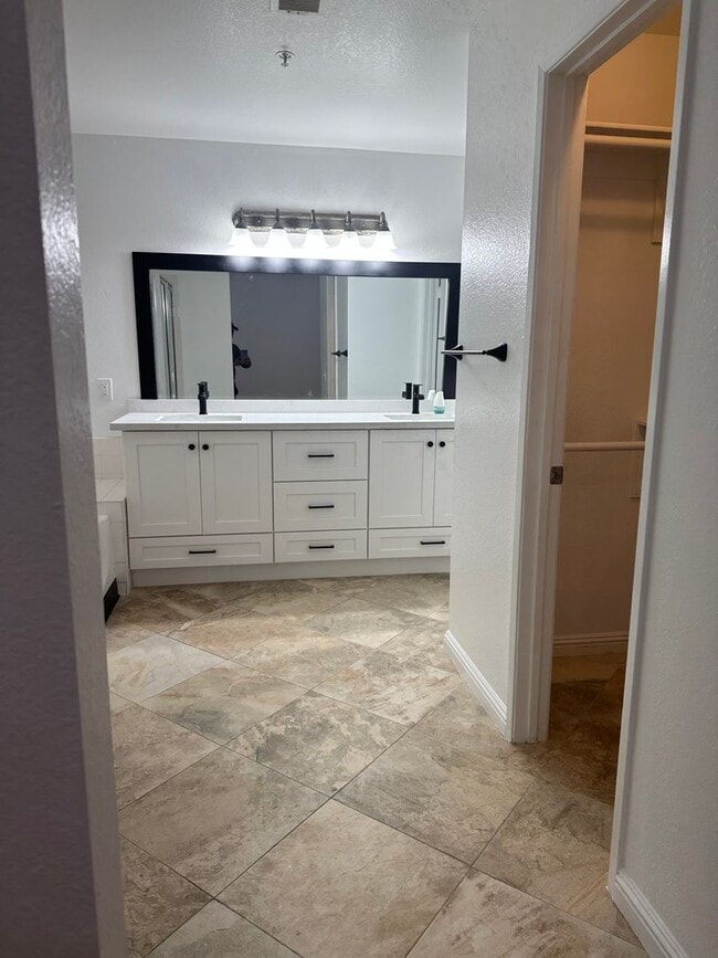 Building Photo - Stunning 3 Bed 3 Bath Duplex in Placentia with Open Floor Plan and Vaulted Ceilings.
