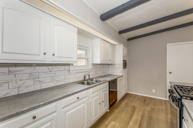 Building Photo - Beautiful Home in Kingman Available For Rent or Rent to Own located on Nearly 1 Acre!