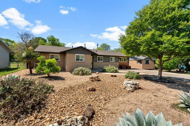 Building Photo - 1113 S Meadows Dr