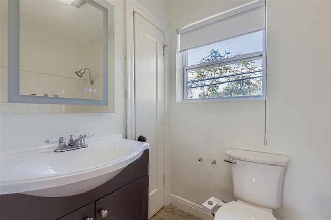 Building Photo - 1013 E 3rd St