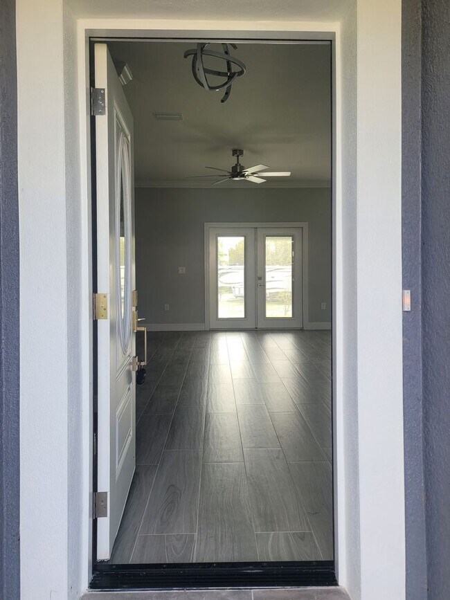 Building Photo - 4 Bedrooms and 2 Bathrooms