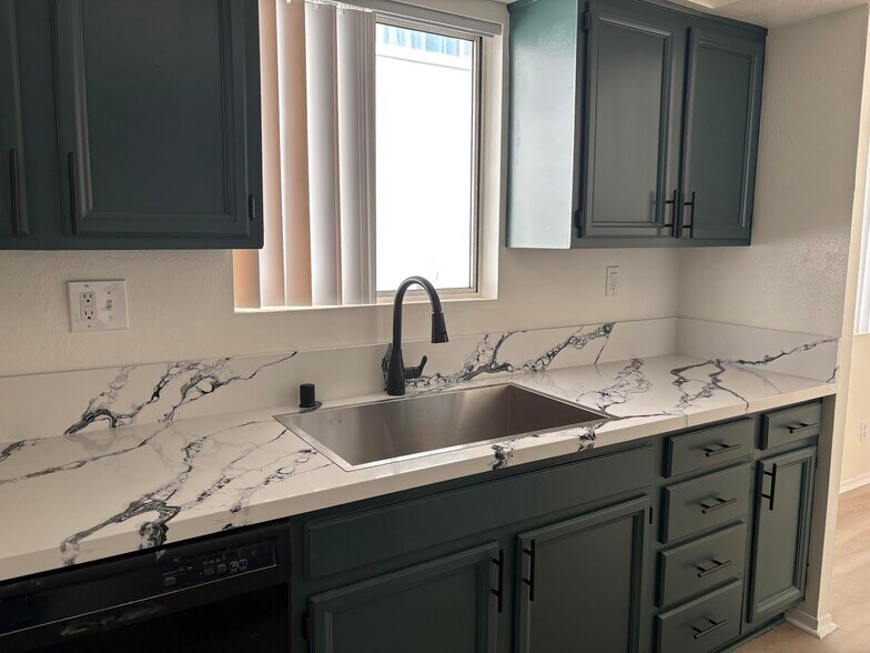 Building Photo - 550 E Providencia Ave