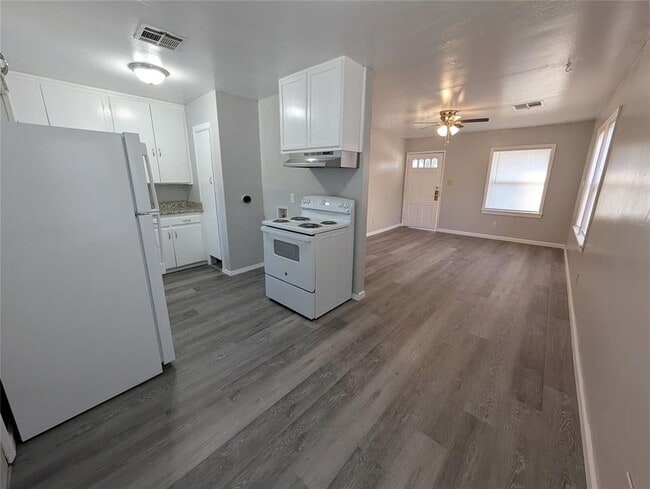 Building Photo - 221 E Myrtle Dr