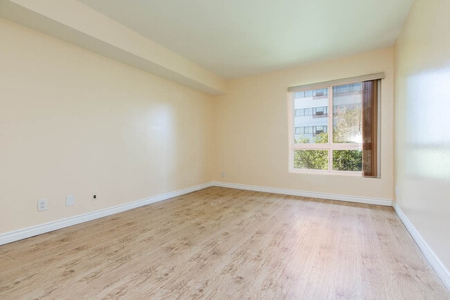 Building Photo - 1242 S Barrington Ave