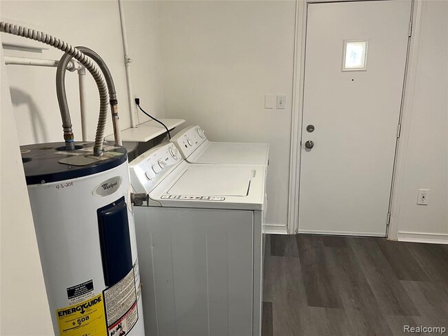 Building Photo - 5868 N Linville St