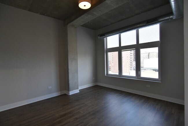 Building Photo - 3833 N Broadway