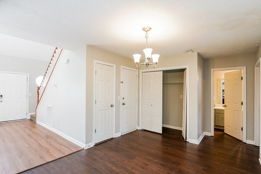 Building Photo - 404 Barking Dr