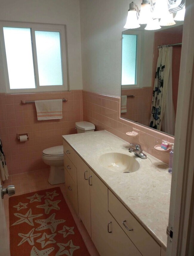 Building Photo - Furnished 3 Bedroom