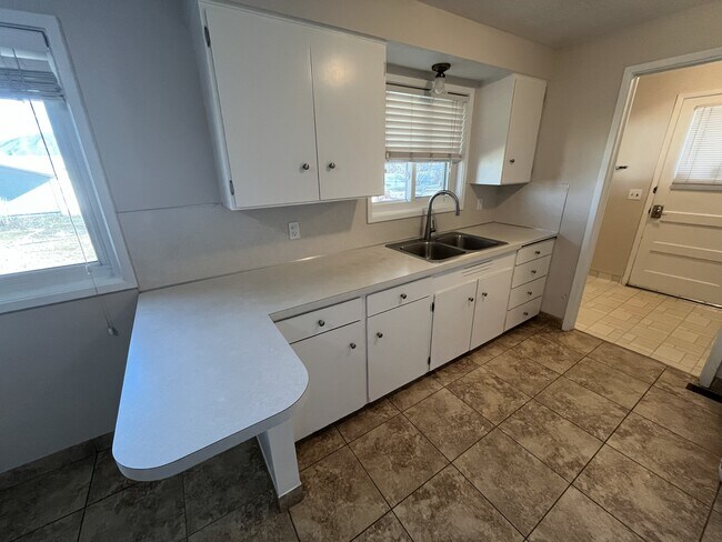 Building Photo - 1165 S Main St