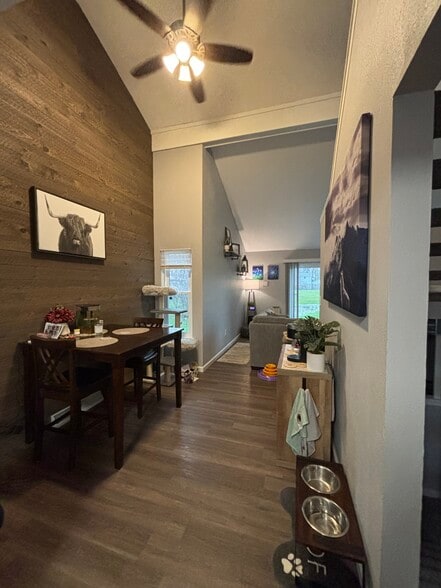 Building Photo - 806 E Sylvan Ave