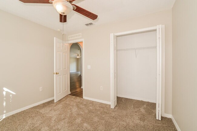 Building Photo - 242 Pine Shadow Ln