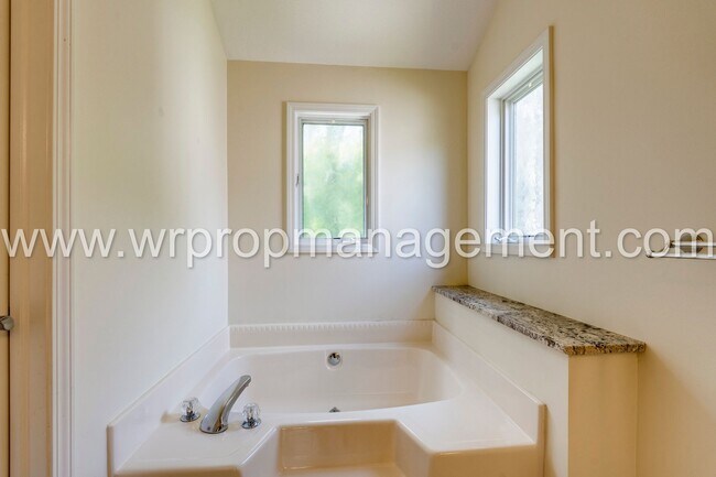 Building Photo - 4 Bed 3 Bath Home in Lambertville