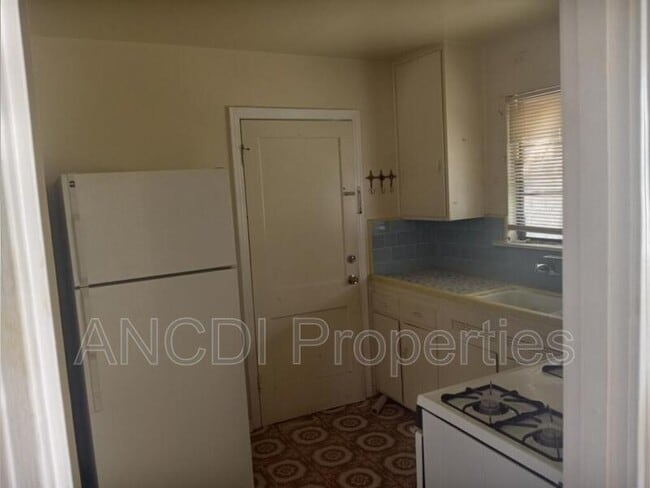 Building Photo - 703 Spring St