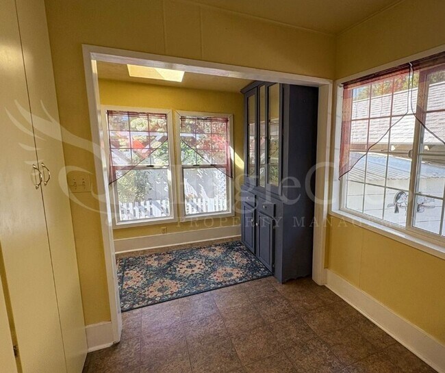 Building Photo - Three Bedroom, Two Bathroom House Near Sha...