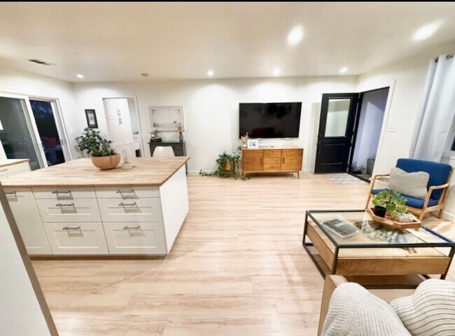 Building Photo - Coming soon! 06-15-26 Newly Remodeled Furnished Oceanside Retreat with Green Space Views 3 bedroo...