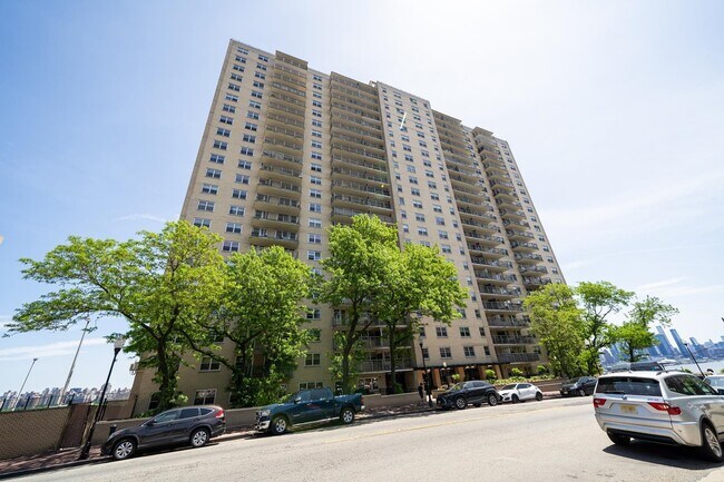 Building Photo - 6600 Boulevard E