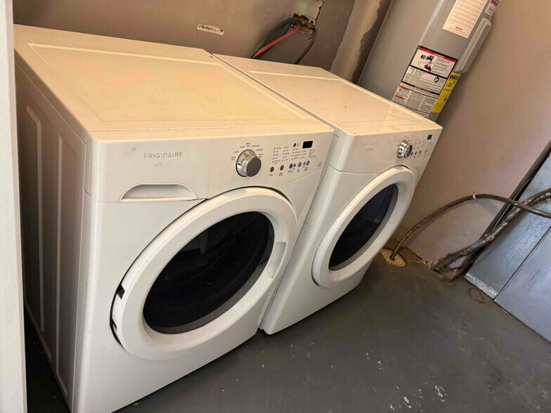 Building Photo - 1327 Roundtable Dr