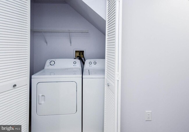 Building Photo - 915 Westlake Dr