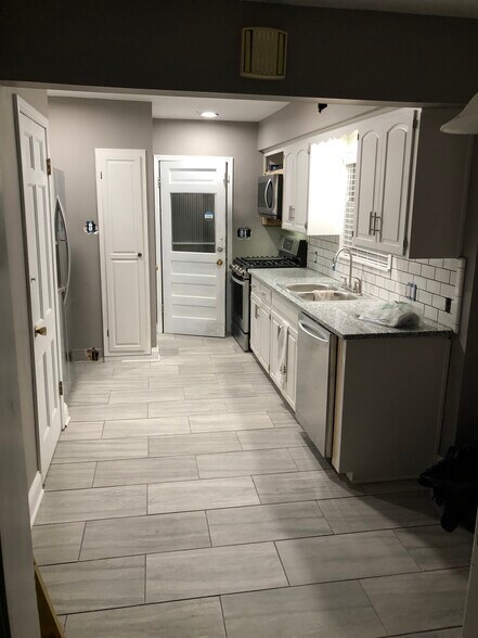 Building Photo - 706 E 71st Ter