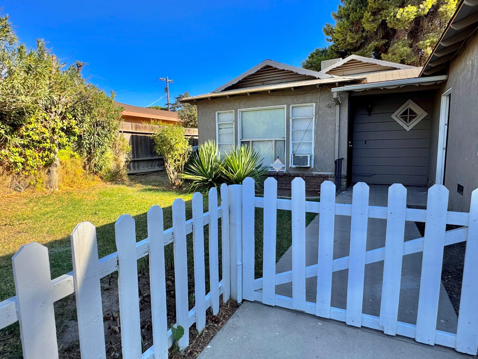 Building Photo - 2811 Dracena St