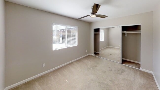 Building Photo - Huge Bedrooms, lots of Parking, closest to campus!