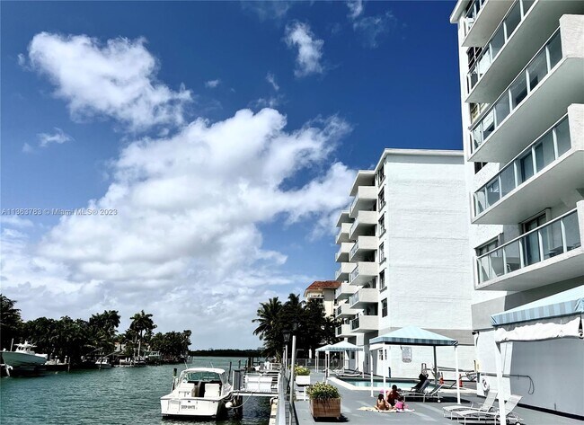 Building Photo - 10000 W Bay Harbor Dr