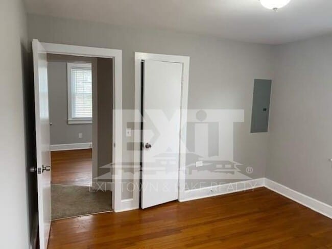 Building Photo - Close to Shopping, Hospital, Schools, Restaurants