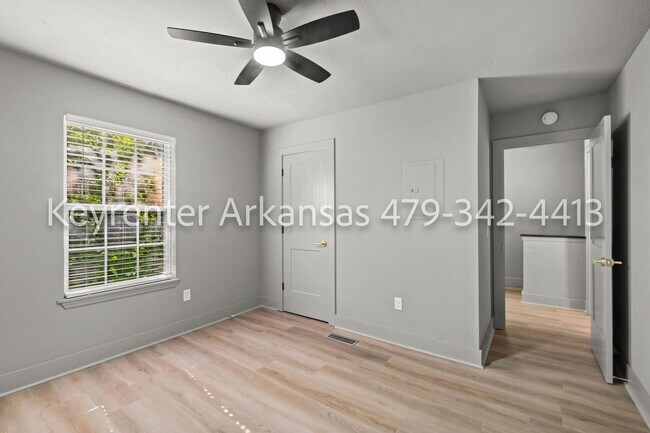 Building Photo - Beautifully renovated 3 bedroom, 2 bath | Fayetteville AR