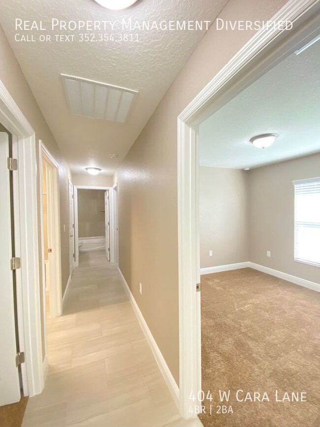 Building Photo - 404 W Cara Ln