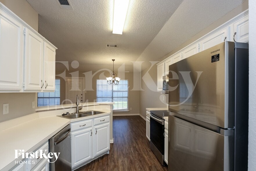 Building Photo - 805 Shadybrook Ln
