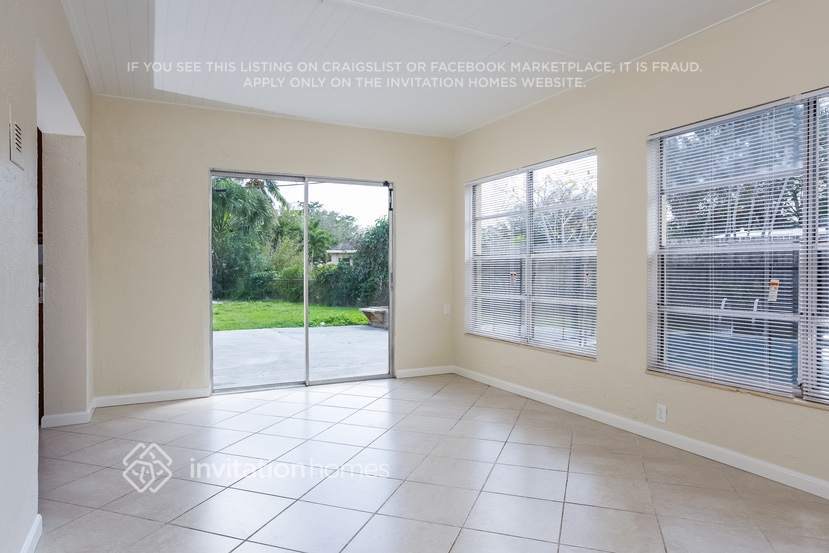 Building Photo - 883 W Country Club Cir